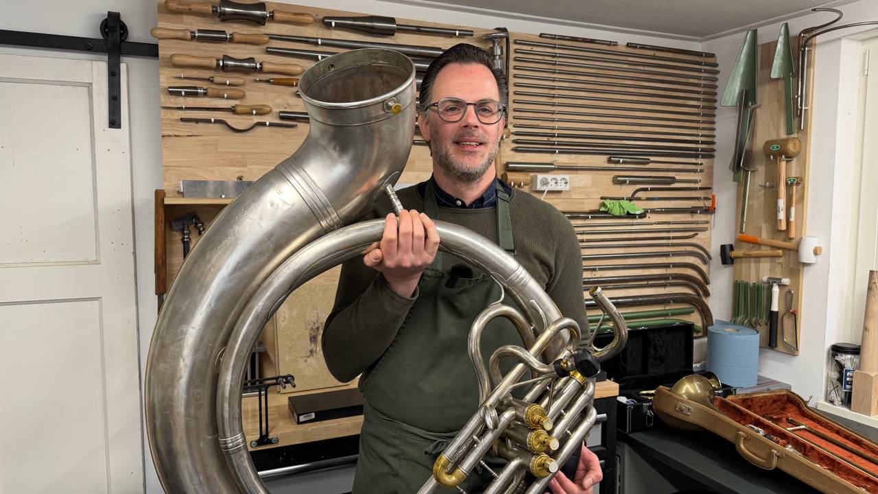 Topdrukte bij instrumentenreparateur Dave Onincx uit Alphen met 'carnavalsslachtoffers' (foto: Ruud Ritzen).