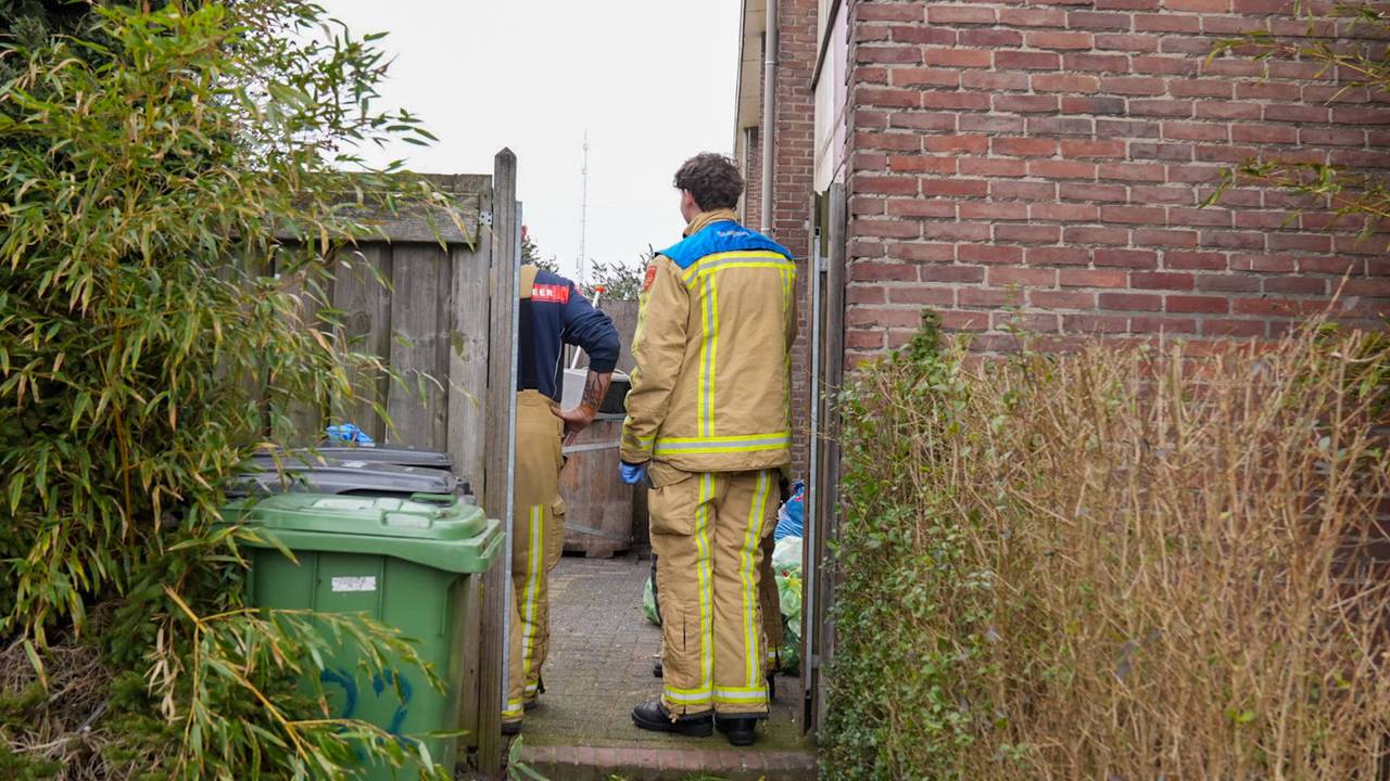 Het vuur sloeg over de schutting (Foto: Harrie Grijseels / Persbureau Heitink.)