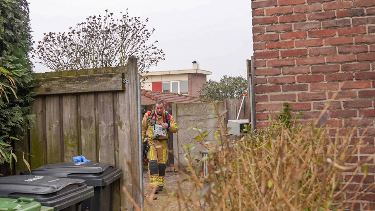 De bewoner van het huis was rommel aan het verbranden, de woningen aan de Azalealaan worden binnenkort gesloopt. (Foto: Harrie Grijseels / Persbureau Heitink.)