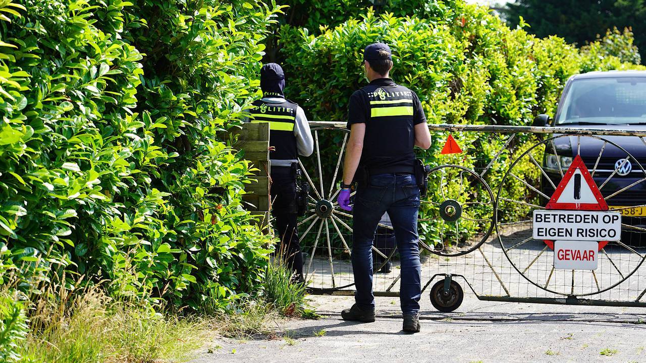 De inval bij Jan B. in Hulten (foto: Persbureau Heitink).