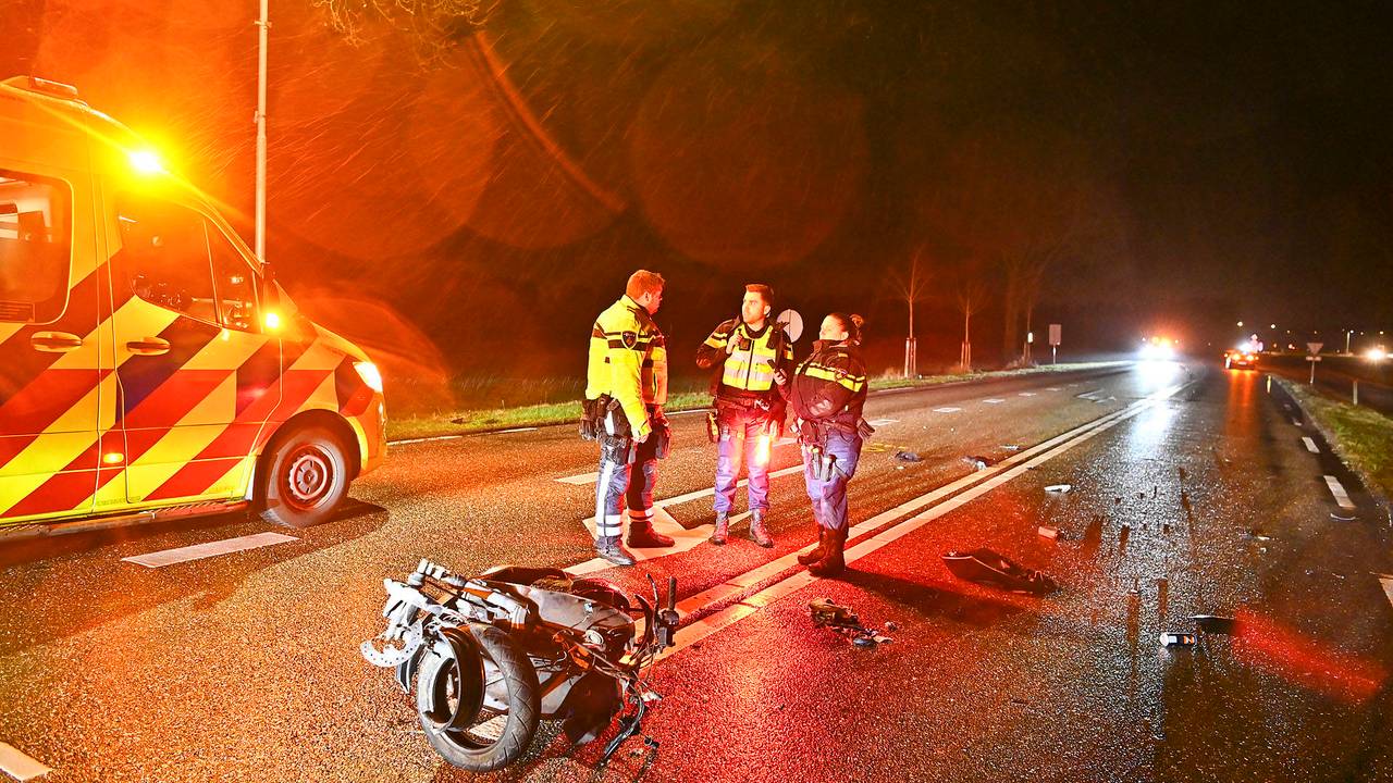 De scooter raakte flink beschadigd (Foto: Persbureau Heitink.)