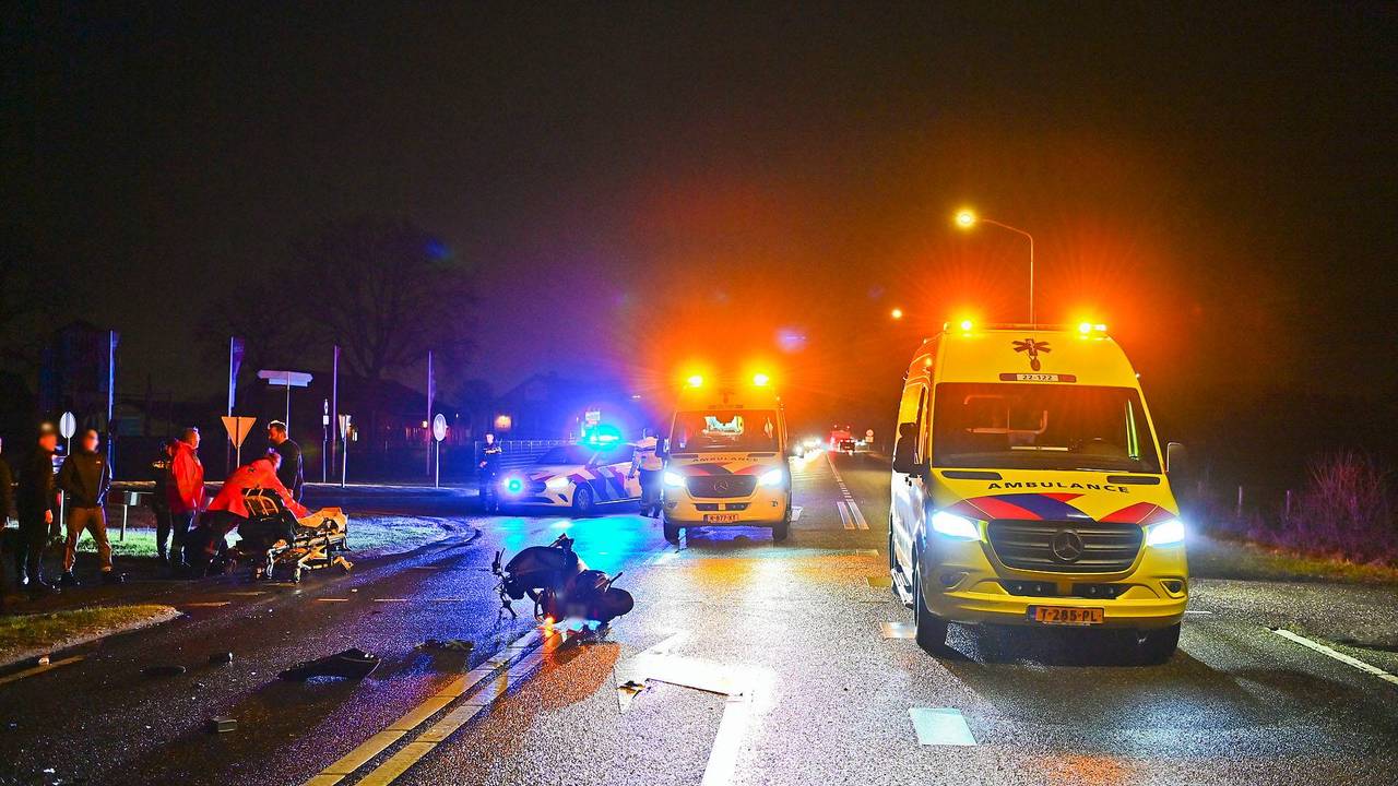 Zeker één van de personen op de scooter raakte gewond (Foto: Persbureau Heitink.)