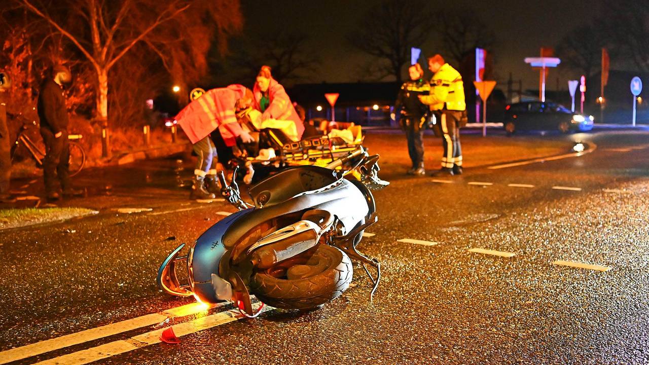 De auto schrampte de scooter  (Foto: Persbureau Heitink.)