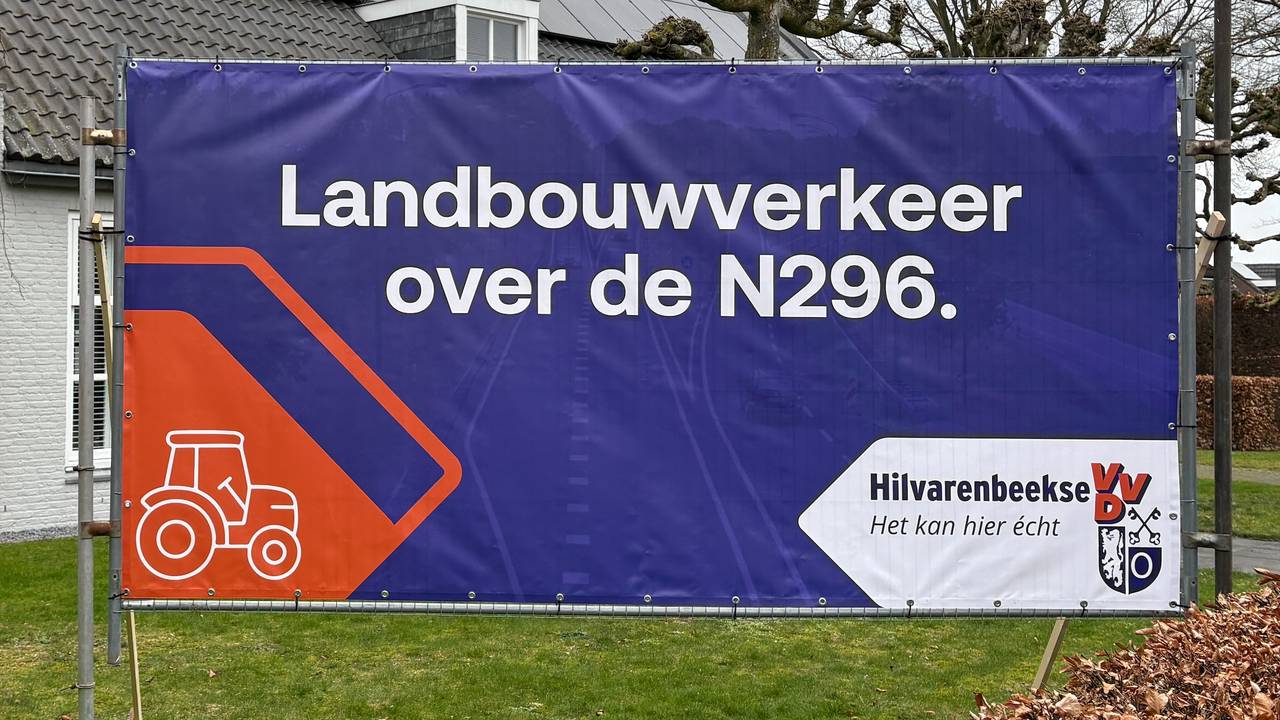 Het verkiezingsspandoek van de VVD Hilvarenbeek, met daarop de verwijzing naar de verkeerde weg.