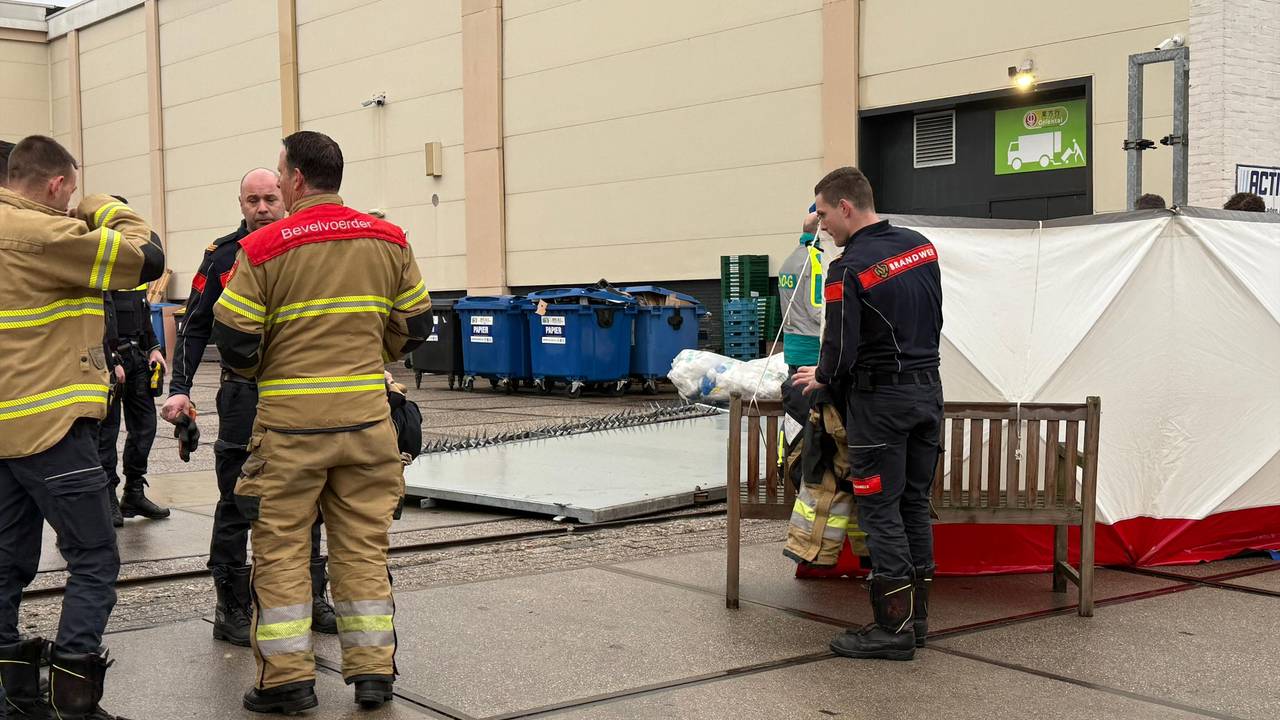 De vrachtwagenchauffeur kwam door nog onbekende oorzaak onder een stalen poort terecht (foto: Bart Meesters/Persbureau Heitink).