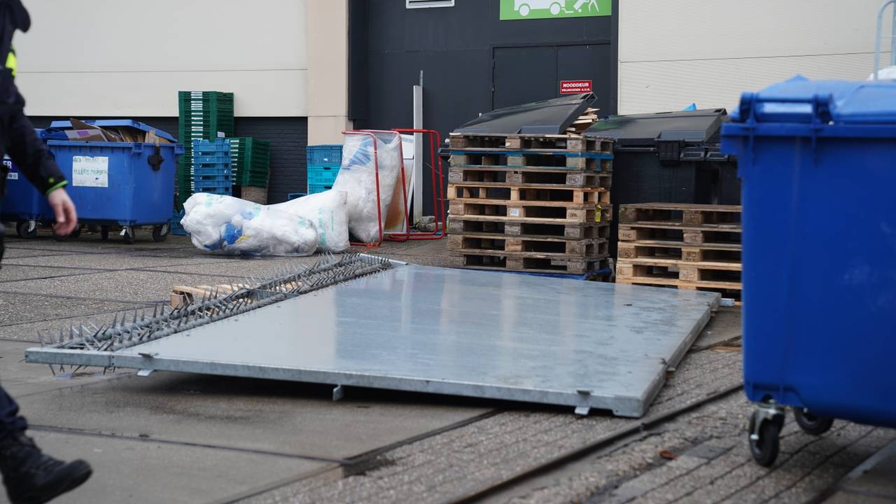 Stalen poort valt op vrachtwagenchauffeur, slachtoffer komt om het leven