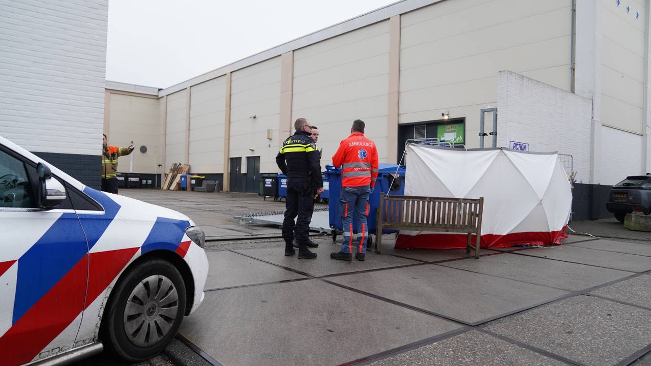 Stalen poort valt op vrachtwagenchauffeur, slachtoffer komt om het leven