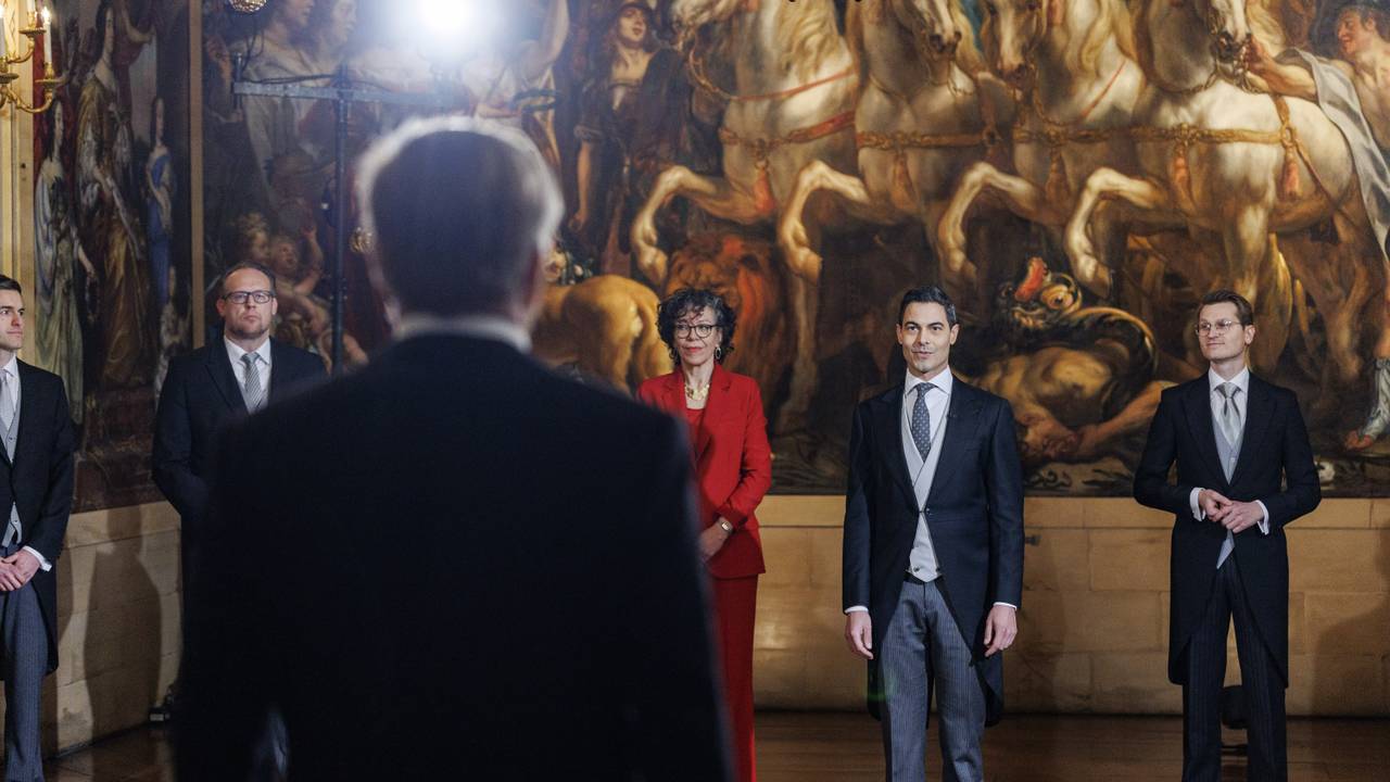 Ten overstaan van de koning worden de bewindspersonen beëdigd in de Oranjezaal (foto: ANP).