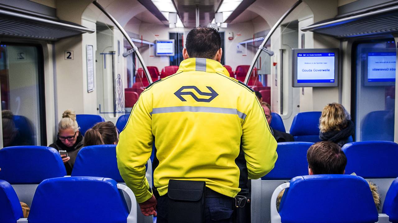 Veiligheid & Service-medewerker van de NS (foto: Remko de Waal/ANP).