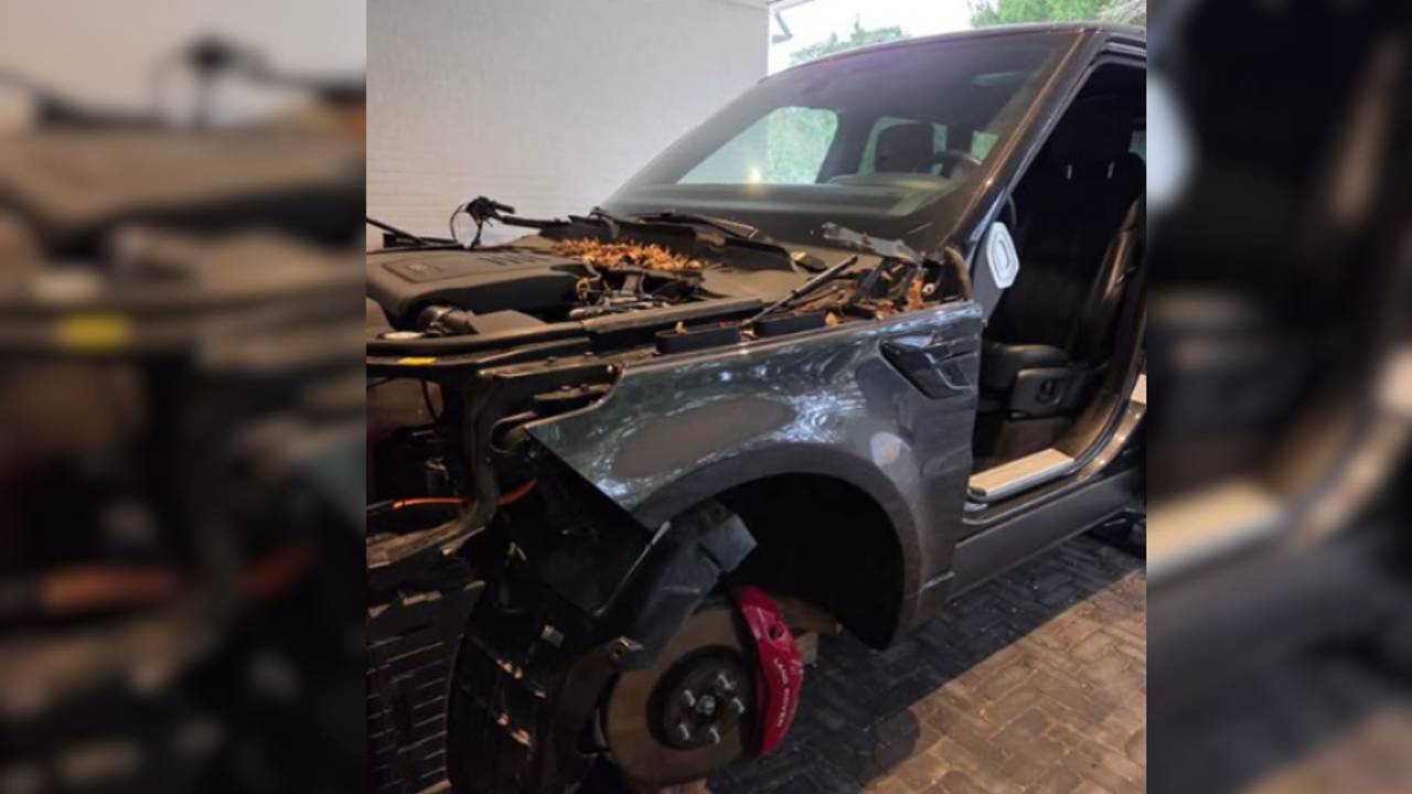 De auto mist een hoop onderdelen na de diefstal (foto: Instagram Wijkagent Oirschot).