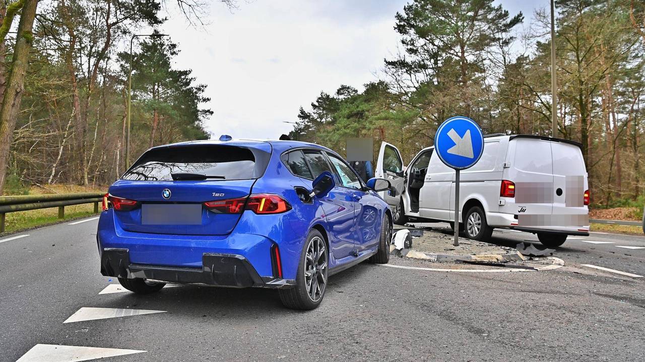 Auto en busje botsen op N69 bij Westerhoven, hond komt met de schrik vrij