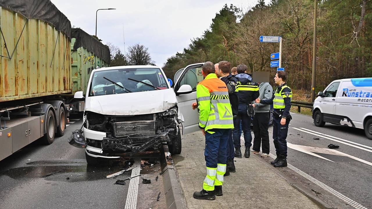 De schade aan beide voertuigen is flink (foto: Rico Vogels / Persbureau Heitink).