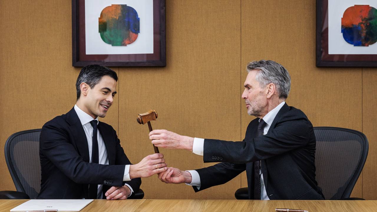 Premier Jetten krijgt de voorzittershamer van oud-premier Schoof (foto: ANP).
