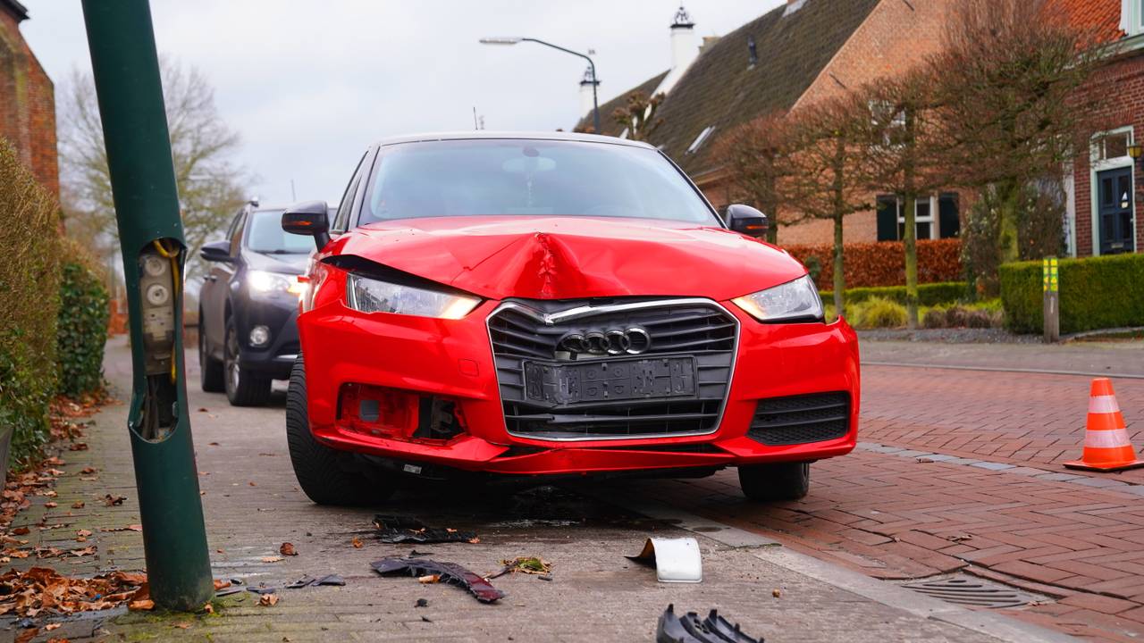De bestuurster is ter controle naar het ziekenhuis (foto: Bart Meesters / Persbureau Heitink).