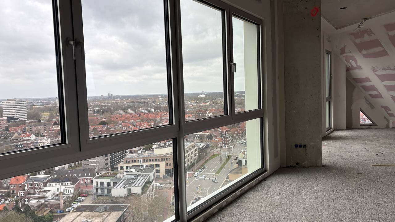 In het penthouse zitten enorme raampartijen (foto: Rogier van Son). 