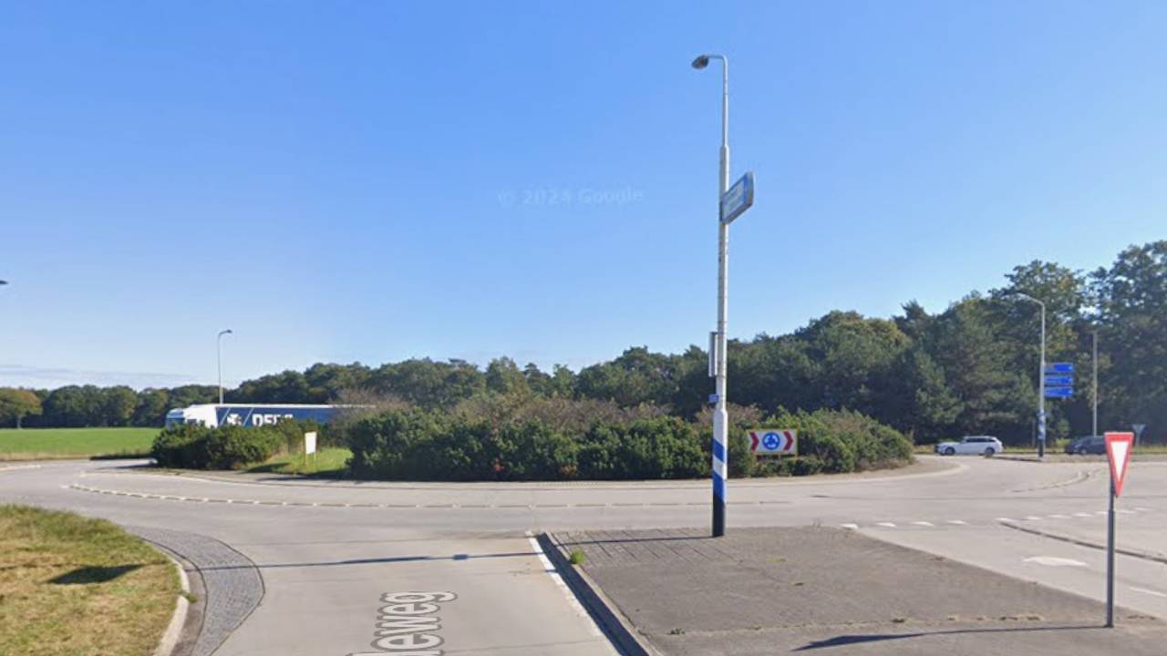 Rotonde op de Rochadeweg en N279 (foto: Google Maps).