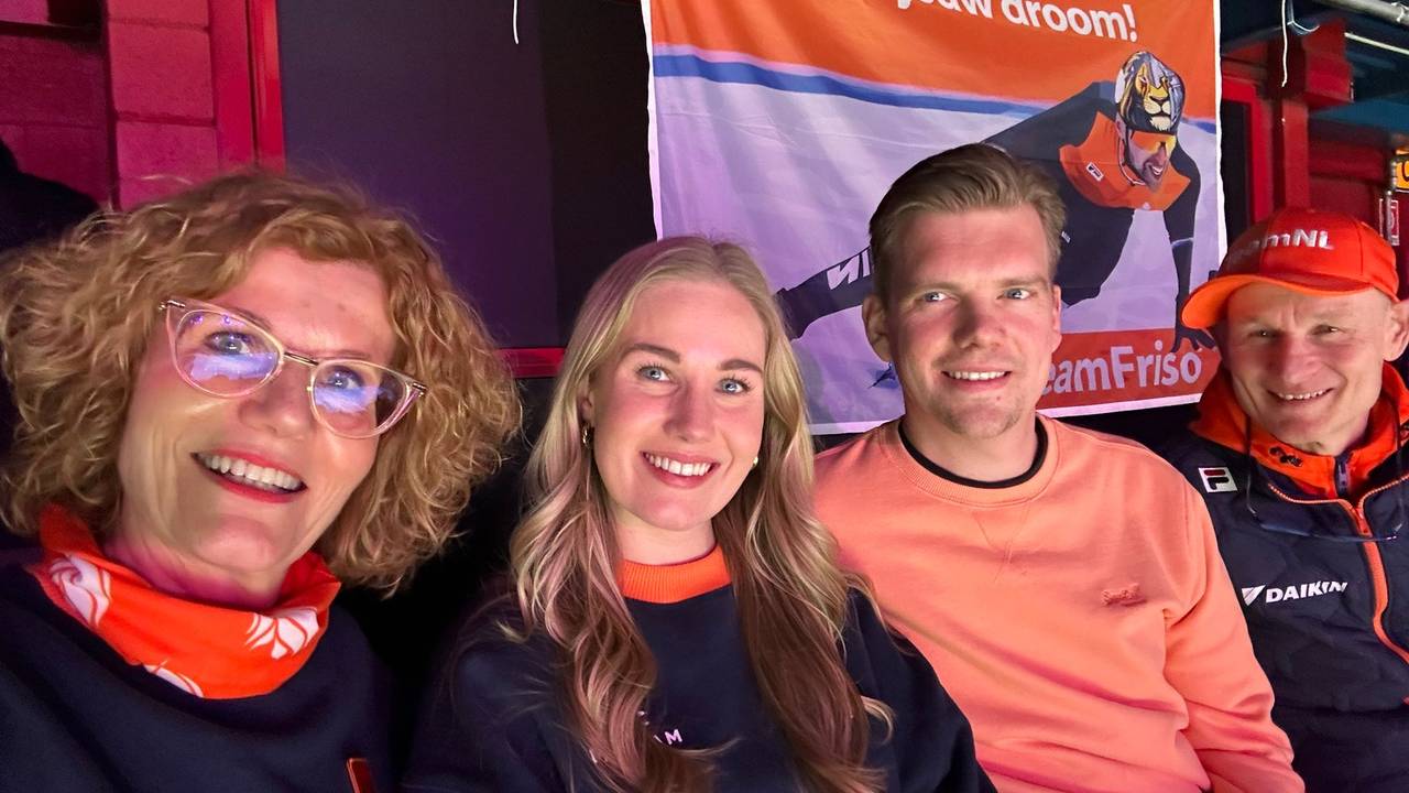 Moeder Annemarie, zus Carlijn met haar vriend en vader Peter Emons.