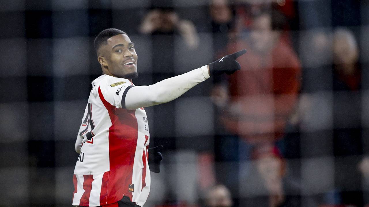 Myron Boadu is blij met zijn eerste goal voor PSV (foto: ANP).