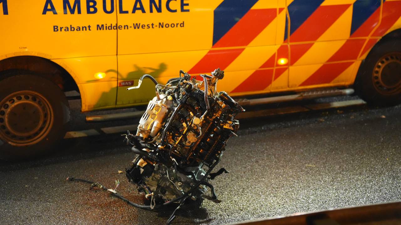 Brokstukken lagen na het ernstige ongeluk op de A59 verspreid over de weg (foto: Erik Haverhals/Persbureau Heitink).