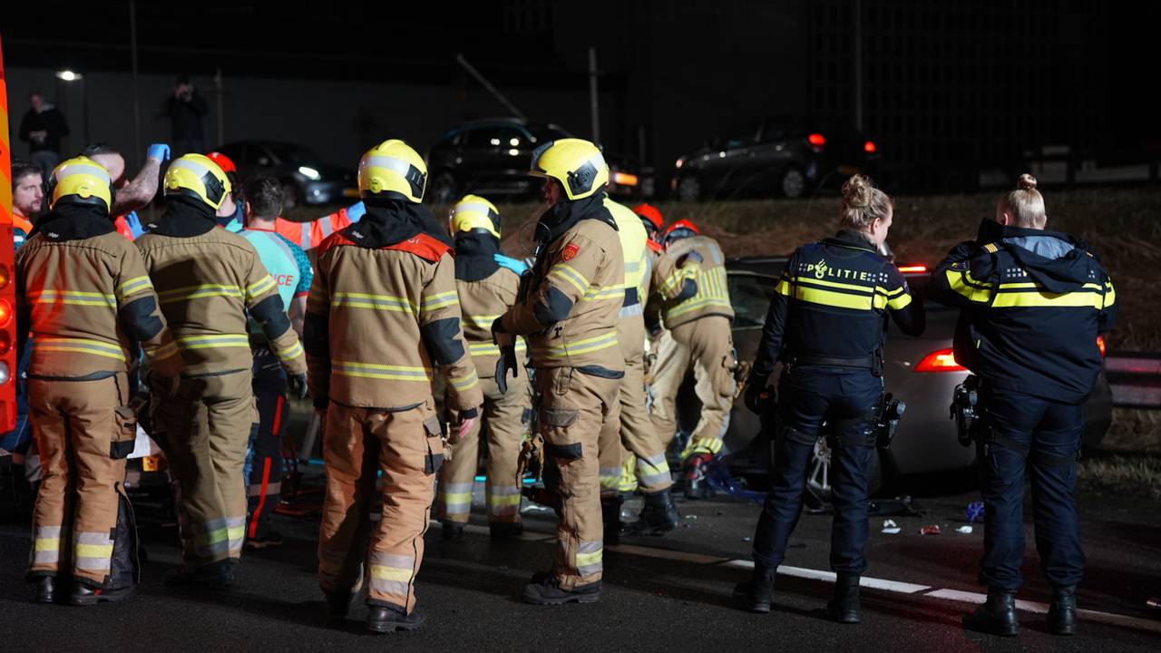 Vanwege de ernst van de situatie op de A59 werden meerdere hulpverleners opgeroepen (foto: Erik Haverhals/Persbureau Heitink).