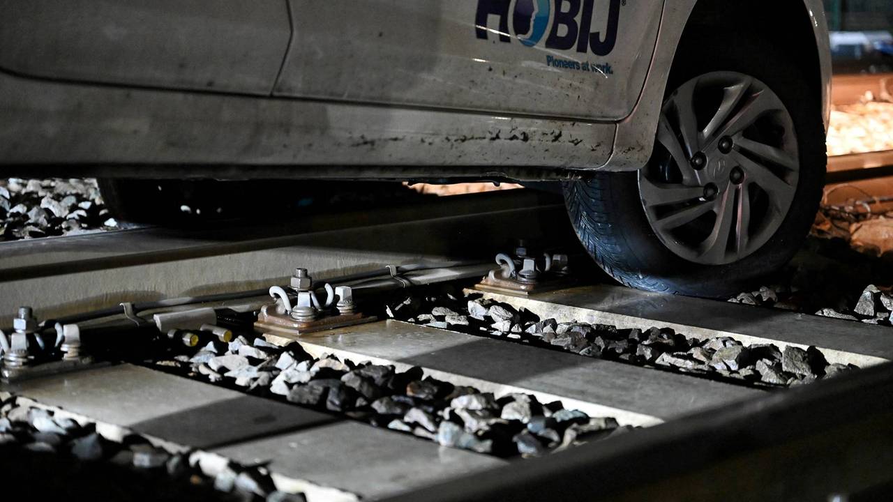 Het kostte enige moeite om de auto van het spoor in Oisterwijk te krijgen (foto: Toby de Kort/Persbureau Heitink).