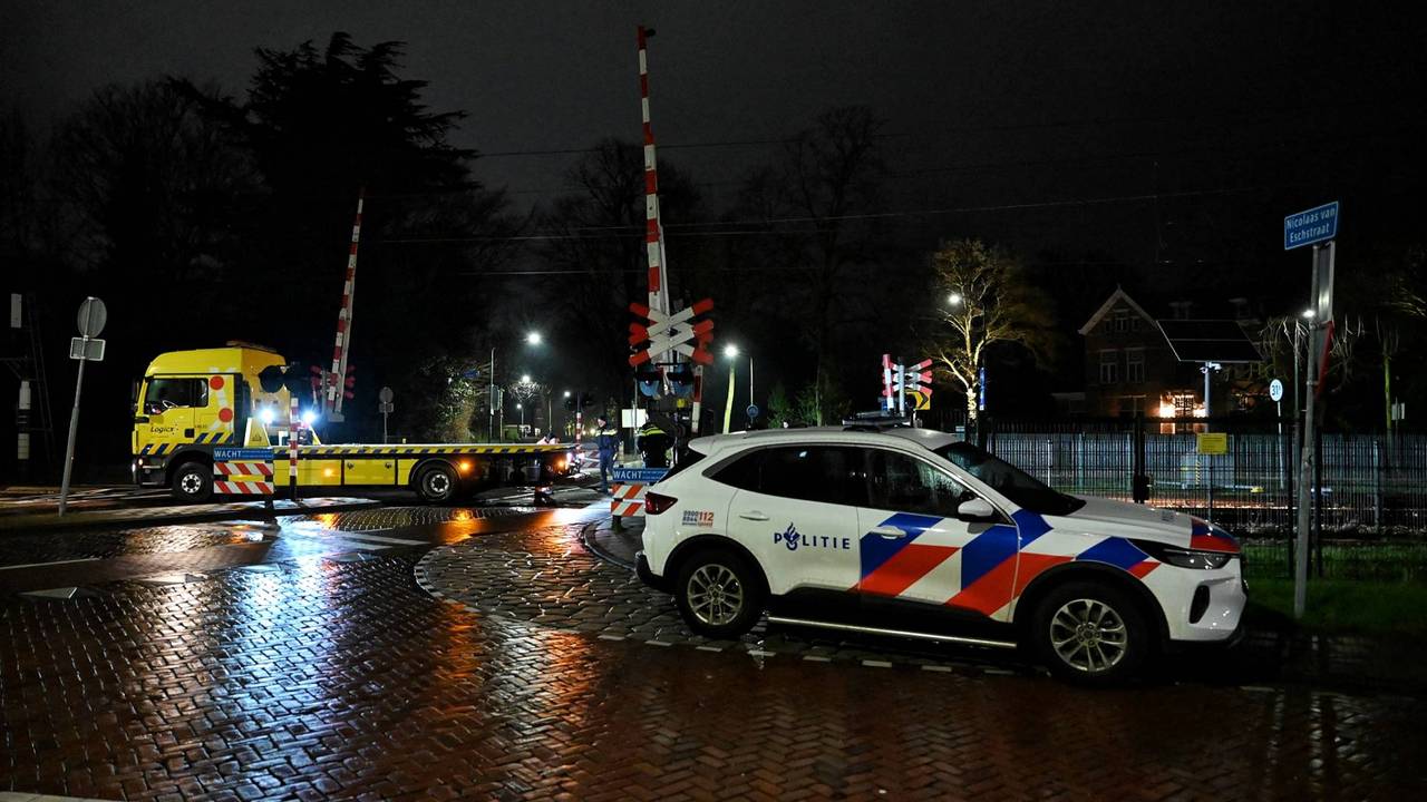 Vanwege de auto op het spoor in Oisterwijk werd het treinverkeer stilgelegd (foto: Toby de Kort/Persbureau Heitink).