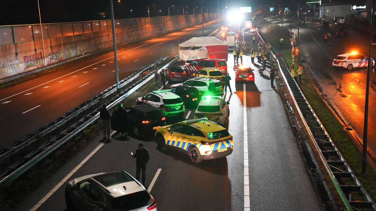 De A59 werd vanwege de ernstige botsing afgesloten (foto: Erik Haverhals/Persbureau Heitink).