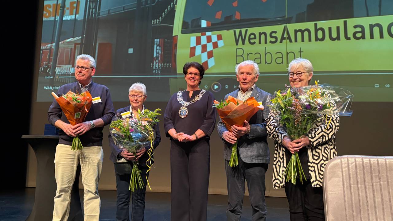 Frans (links) en Giel (rechts) werden verrast met een koninklijke onderscheiding van de burgemeester (foto: Ruud Ritzen).