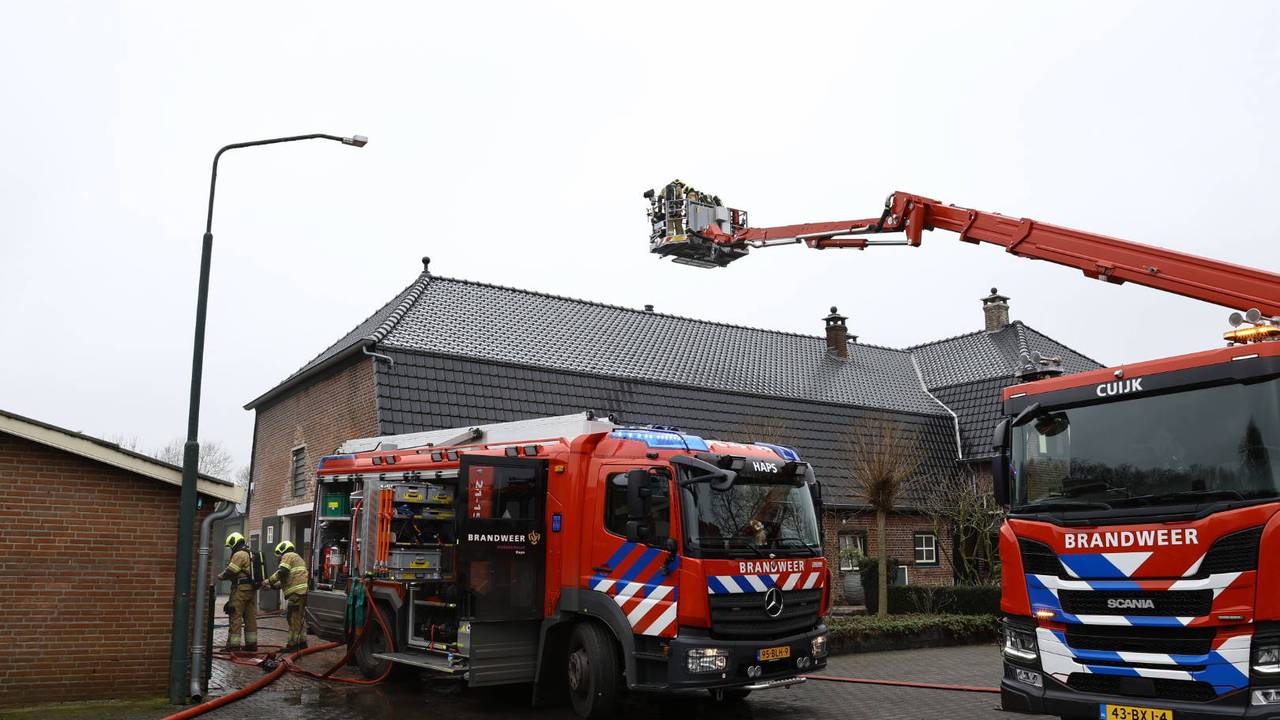 Schoorsteenbrand slaat over op vloer van boerderij in Beers