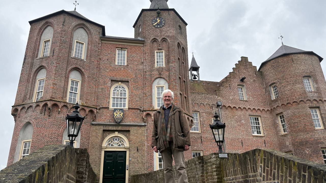 Jan van Asten voor het kasteel Croy (Foto: Alice van der Plas)