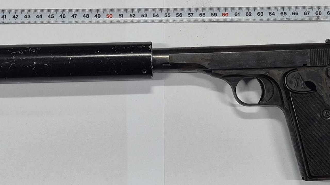 Het vuurwapen is in beslag genomen (foto: Instagram Wijkagent Eindhoven Strijp).