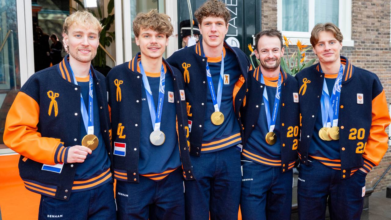 Shorttrackers Friso Emons (links), Melle van 't Wout, Teun Boer,  Itzhak de Laat en Jens van 't Wout tijdens de huldiging in Den Haag (foto: Remko de Waal/ANP).