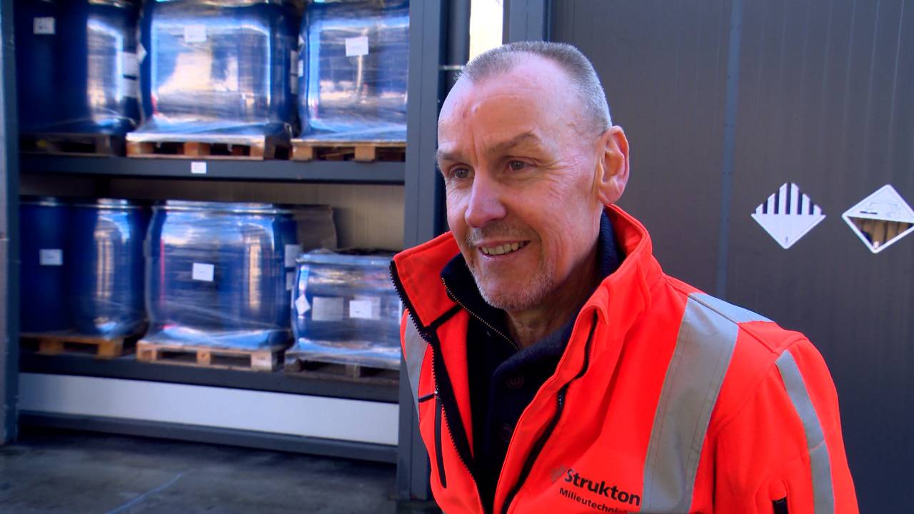 Hendrik Post van Strukton Milieutechniek bij de kluis waarin drugsafval wordt opgeslagen (foto: Omroep Brabant).