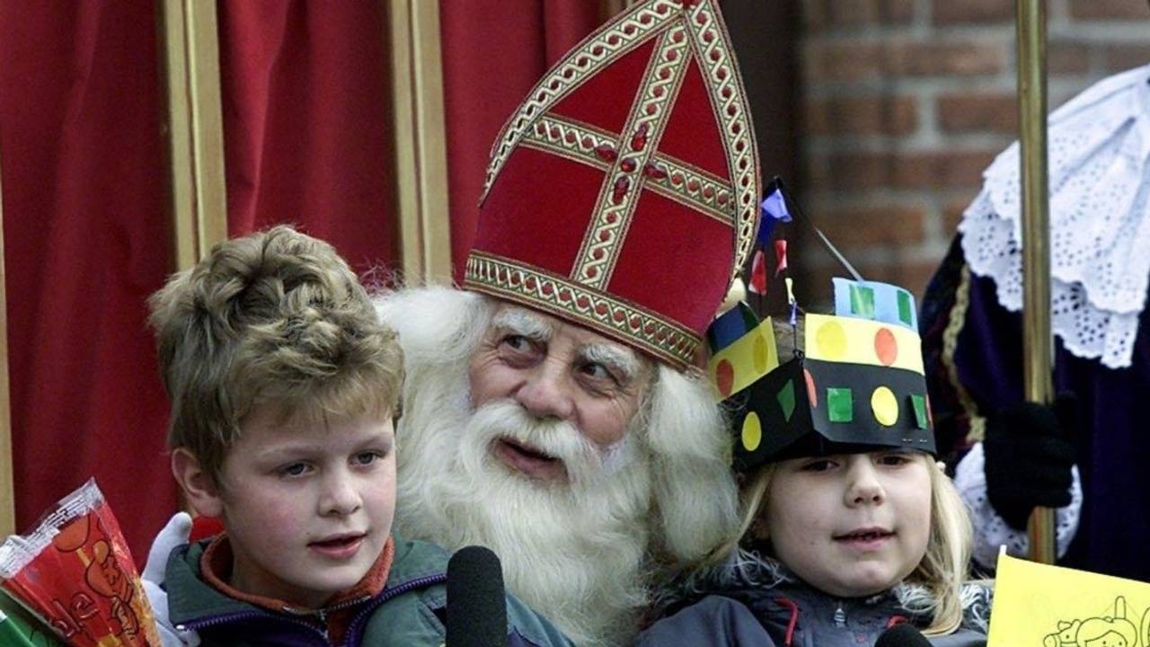 De echte Sinterklaas tijdens de intocht van 2000 in Woudrichem (foto: Robert Vos/ANP).