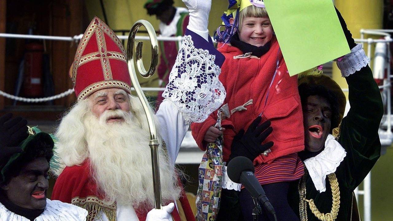Bram van der Vlugt als Sinterklaas, geflankeerd door Michiel Kerbosch als Wegwijspiet (links) en Erik van Muiswinkel als Hoofdpiet (rechts) in 2000 (foto: Robert Vos/ANP).