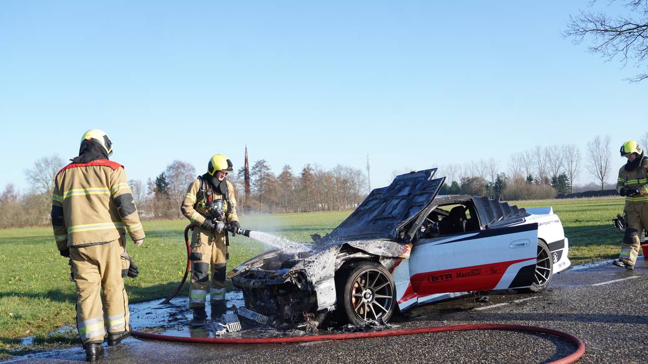 Sportauto is in vlammen opgegaan