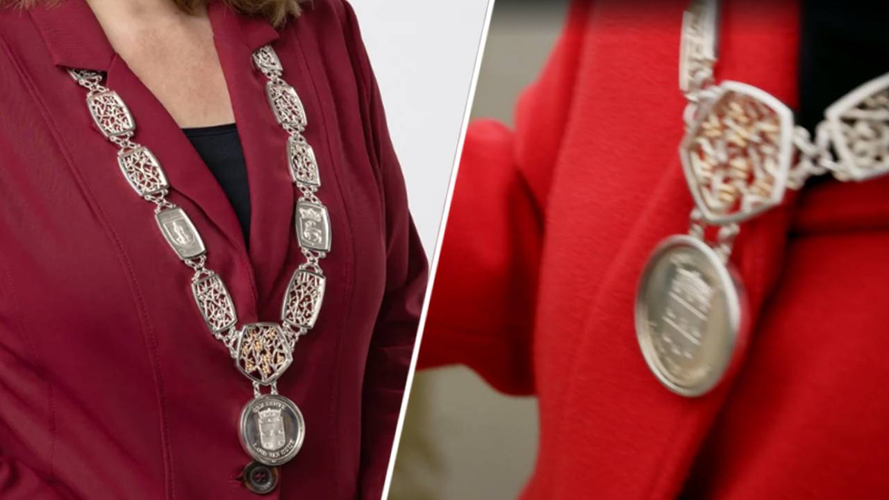 De ambtsketting van Land van Cuijk (links) en die in het filmpje zichtbaar is (foto's: gemeente Land van Cuijk/Sinterklaasjournaal.)