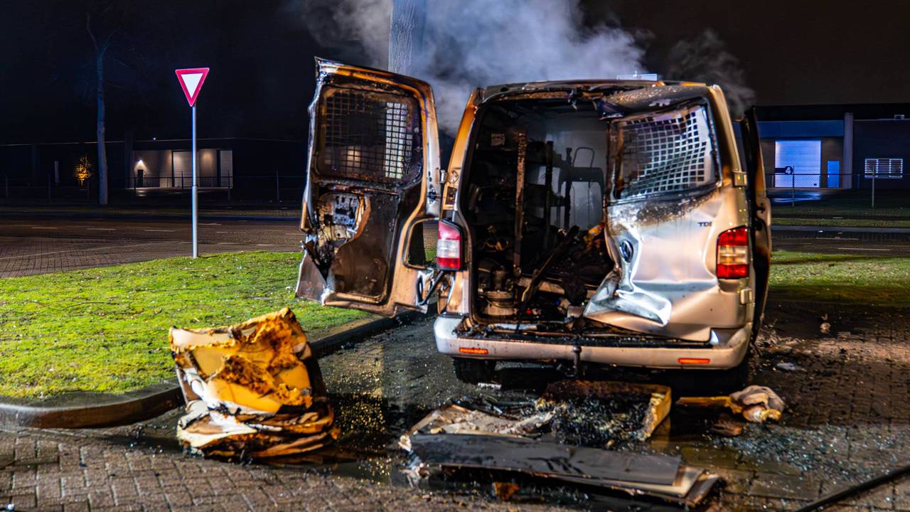 Geparkeerd busje uitgebrand in Helmond, man opgepakt
