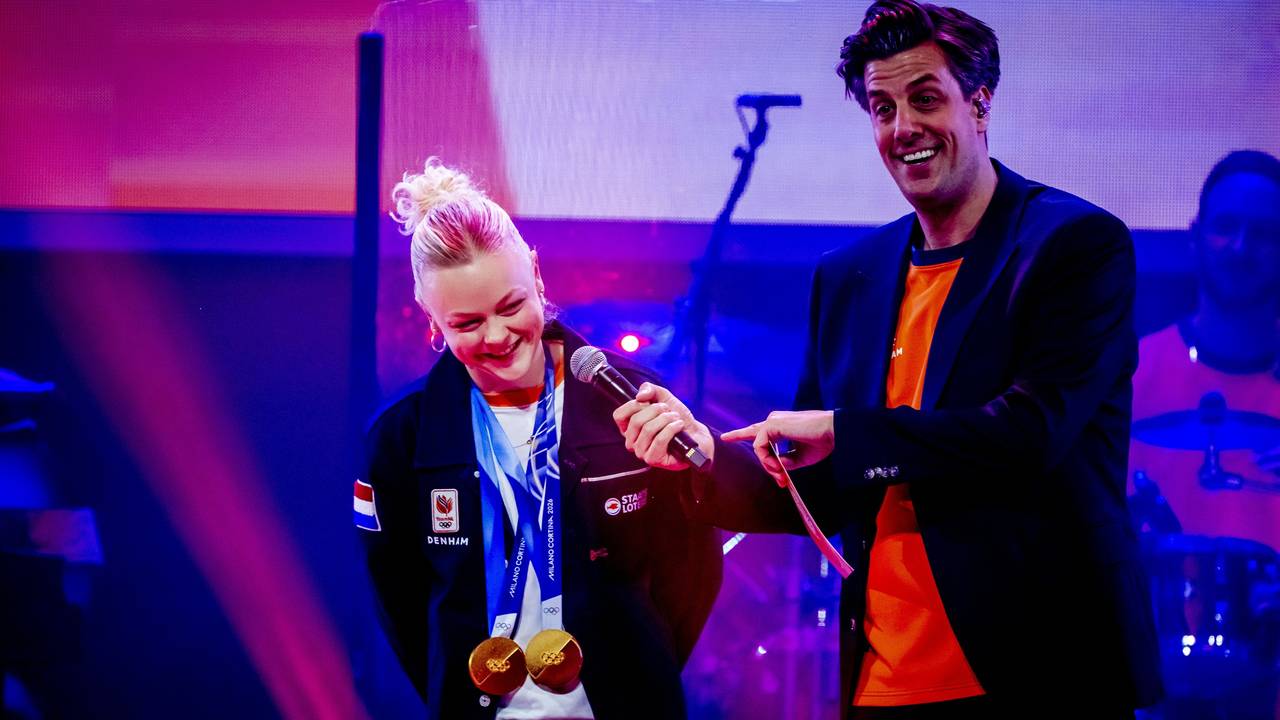 Rob Kemps huldigt shorttrackster Xandra Velzeboer met haar 2 gouden medailles in het TeamNL huis (foto: ANP).
