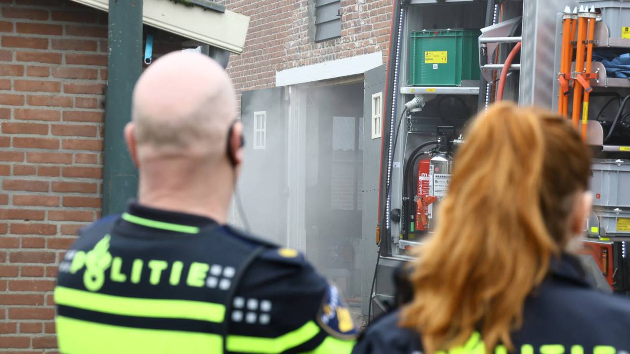 Het vuur sloeg over op de vloer (foto: Saskia Kusters / Persbureau Heitink).