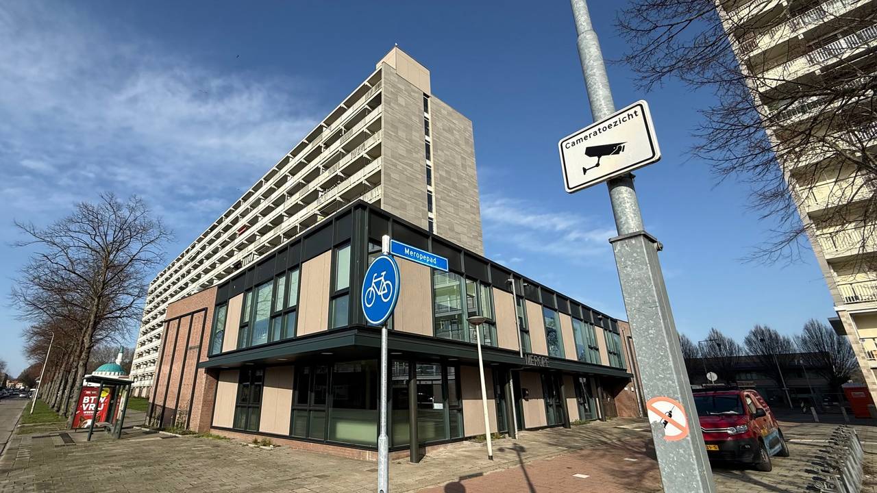 Camera's rond het Zonneplein in de wijk Warande moeten de buurt veilig houden (foto: Robert te Veele).