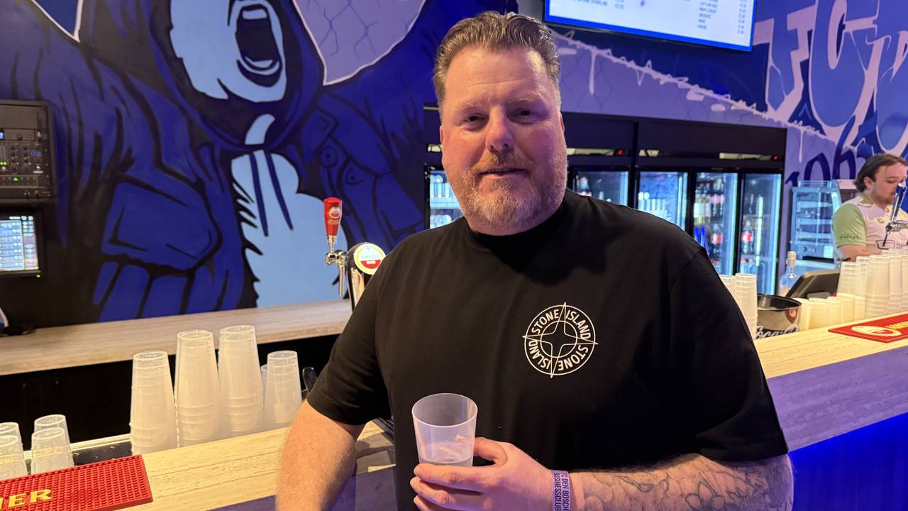 Emiel in het nieuwe supportershome van FC Den Bosch