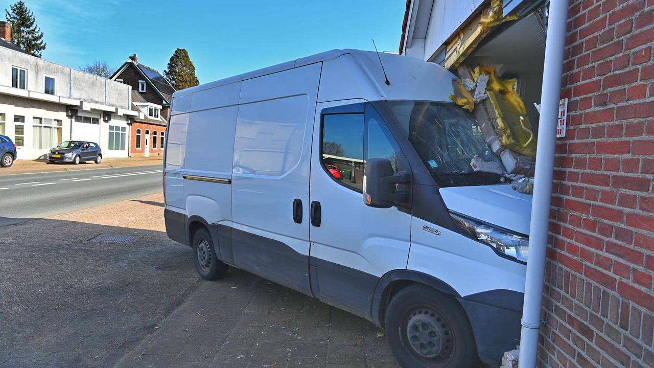Bestelbus rijdt voorpui aan diggelen in Reusel, enorme puinhoop op straat