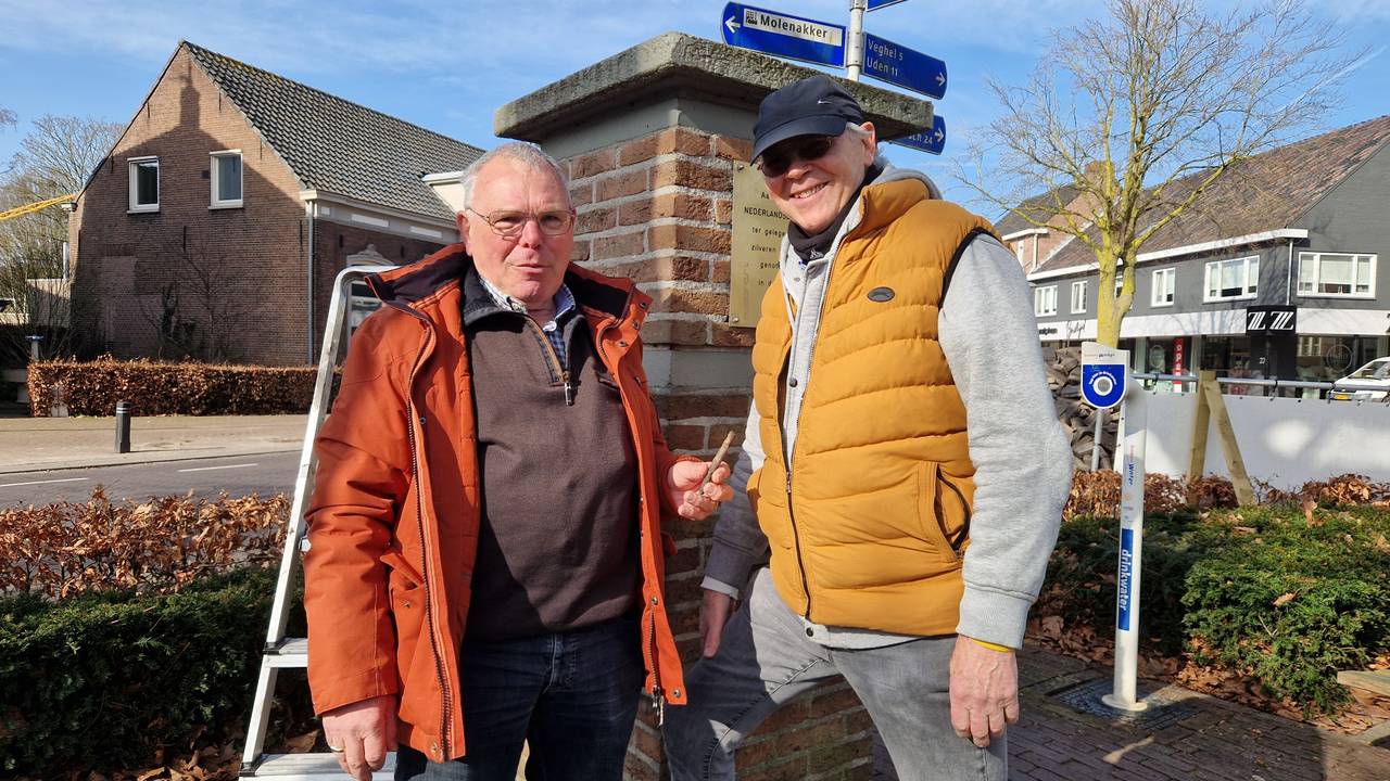 Piet (rechts) en Henk (links) van heemkundekring Erthepe in Erp (foto: Tom Berkers).