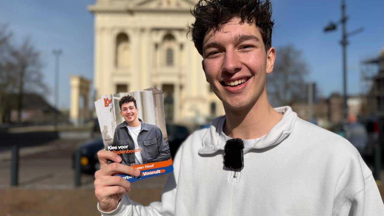 Bram van Hoof uit Oudenbosch vindt het 'supervet' dat hij zijn eigen verkiezingsposter en flyers heeft (foto: Erik Peeters).