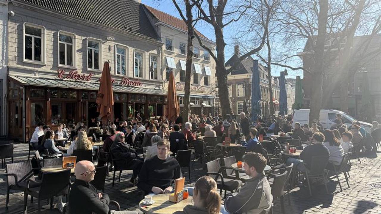 Drukte op het terras in Breda (foto: Ruud Ritzen).