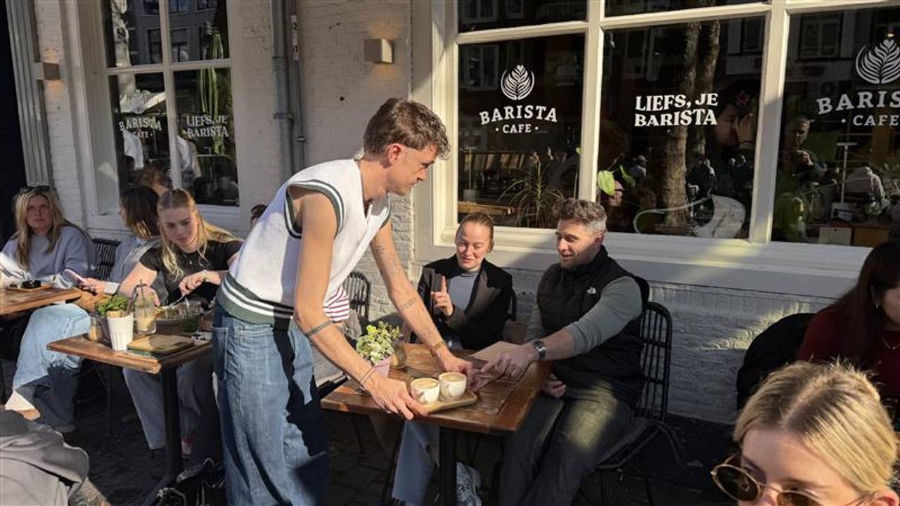 Barista Roy is blij met de eerste lentedag (foto: Ruud Ritzen).