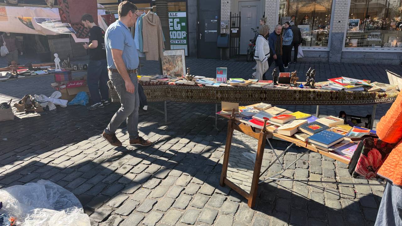 Marktverkoper Han staat lekker in het zonnetje (foto: Ruud Ritzen).