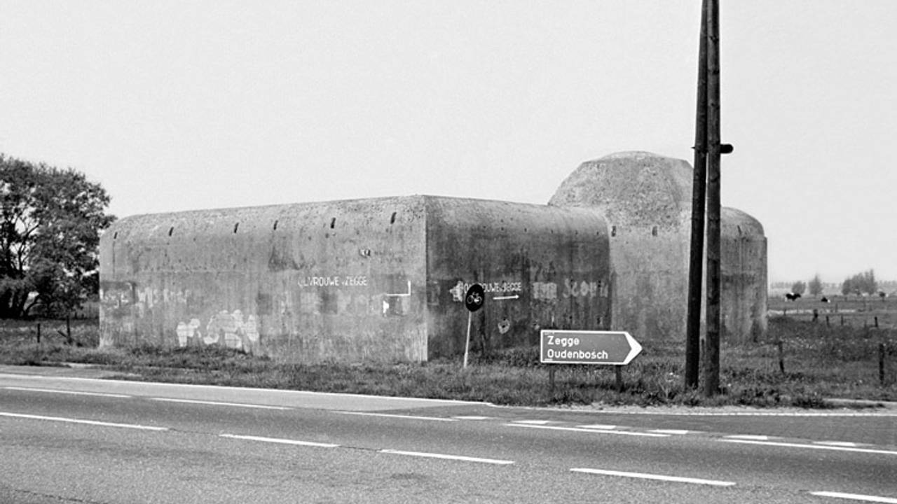 De commandobunker stond vlakbij de doorgaande weg (foto: Marius Broos).