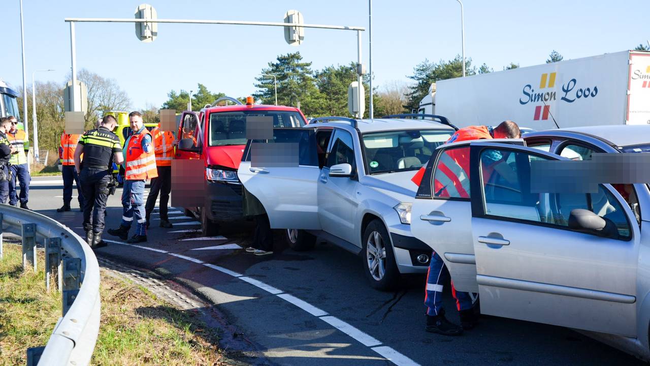 Kop-staartbotsing op N261 bij Kaatsheuvel, kleine kinderen op achterbank